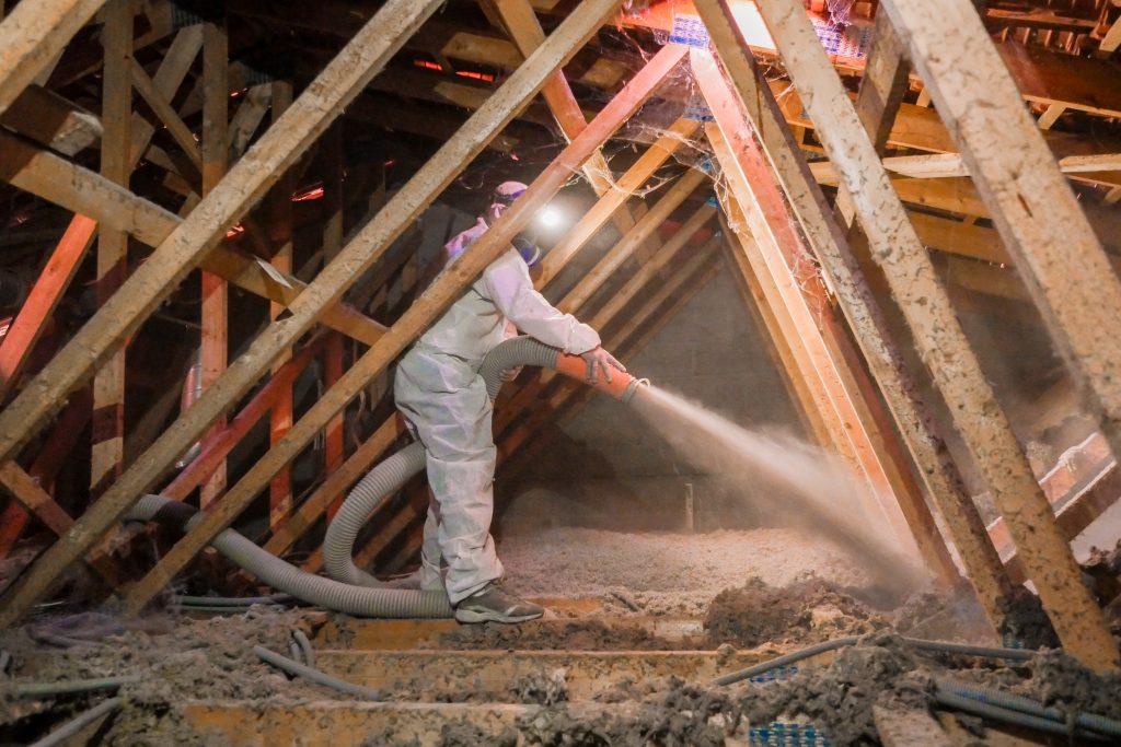 Soufflage de ouate de cellulose Igloo dans les combles perdus